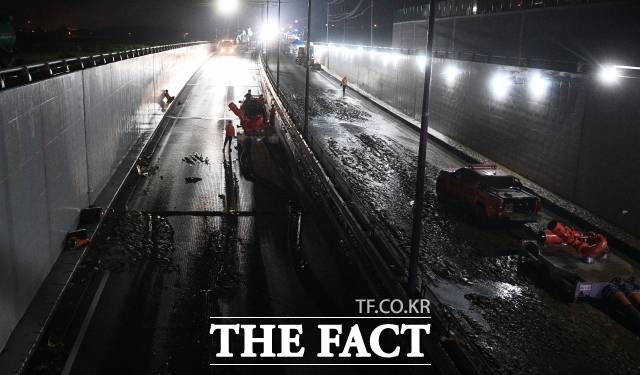 2023년 7월17일 새벽 충북 청주시 오송습 궁평2지하차도 침수 현장에서 해양경찰 대원들을 비롯한 구조대들이 실종자 수색작업을 하고 있다./더팩트 DB