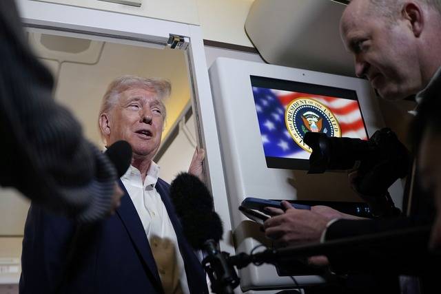 산업통상자원부는 15일 서울 센터포인트 빌딩에서 미국의 반덤핑 조사 기법인 특별시장상황(PMS) 를 주제로 ‘제5차 미국 수입규제 설명회’를 개최했다. 사진은 지난 11일(현지시각) 미 대통령 전용기 안에 서 있는 도널드 트럼프 미 대통령(가운데). / AP뉴시스