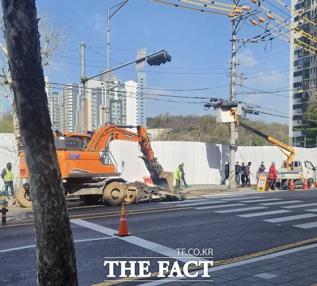 15일 서울 신림동 미림여고 앞 도로 보수 작업이 진행 중이다. /독자 제공