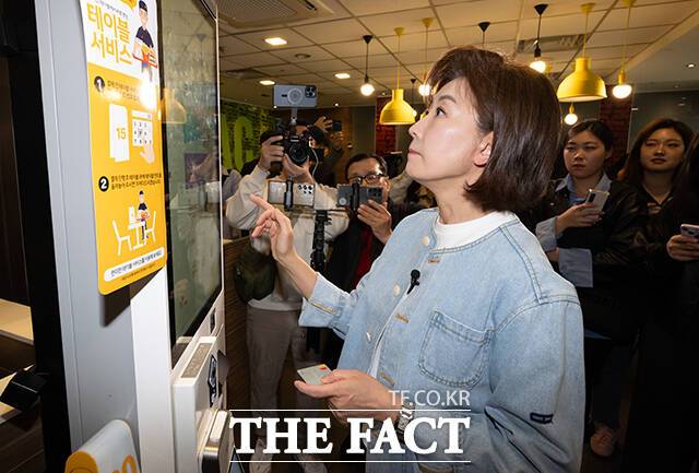 대선 출마를 선언한 나경원 국민의힘 의원이 AI 컴퓨팅 인프라 구축에 국가적 역량을 총동원하겠다는 내용의 AI 공약을 내놨다. 나 의원이 12일 오후 서울 동작구 맥도날드 중앙대학교점에서 키오스크로 음식을 주문하고 있다. /장윤석 기자