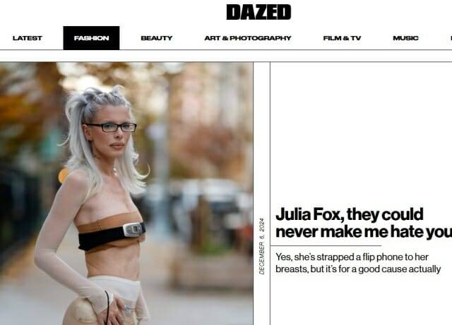 영국 패션 잡지 데이즈드에서 오래된 폴더폰을 활용한 패션을 선보인 줄리아 폭스 (사진=데이즈드 웹 사이트 캡쳐)