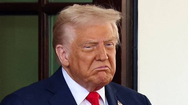 도널드 트럼프 미국 대통령이 워싱턴 D.C. 백악관에서 엘살바도르의 나입 부켈레 대통령을 기다리고 있다./로이터 연합뉴스