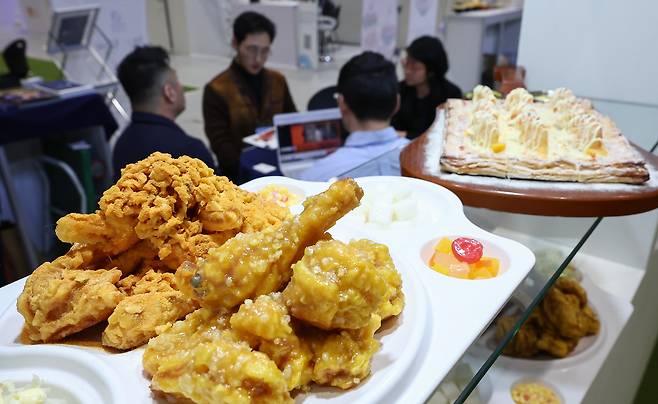 15일 서울 강남구 코엑스에서 열린 '2025 대한민국 소비재·서비스 수출대전'에서 바이어들이 상담을 받고 있다. 뉴스1