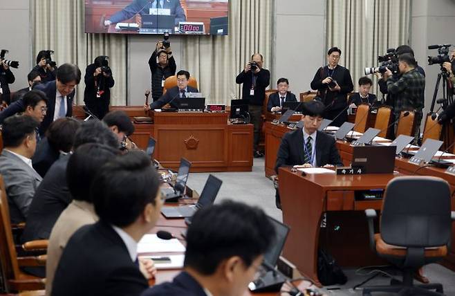 15일 서울 여의도 국회에서 열린 국회운영위원회에서 박찬대 위원장이 산회를 선포하고 있다. ⓒ뉴시스