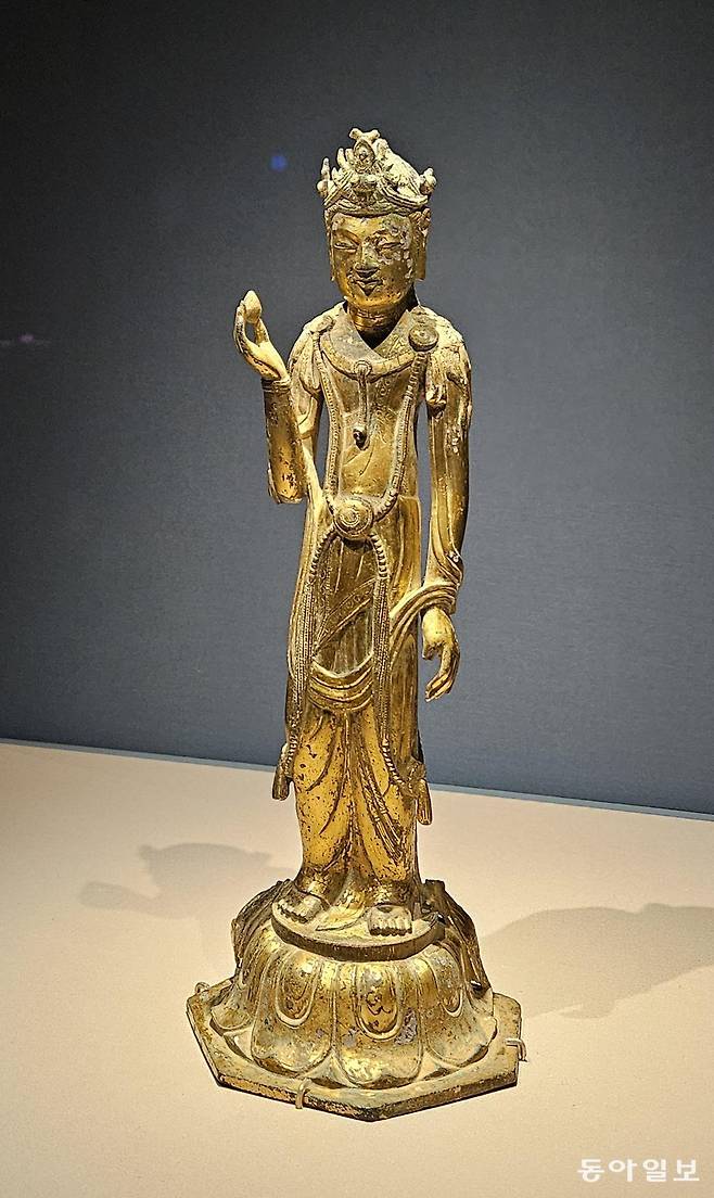 은은한 미소가 특징인 국립대구박물관 소장 국보 ‘구미 선산읍 금동보살입상’. 대구=이지윤 기자 leemail@donga.com