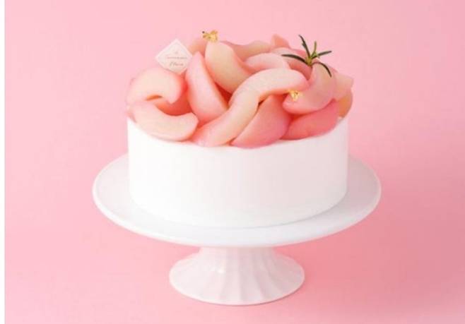 복숭아 생크림 케이크. 투썸플레이스