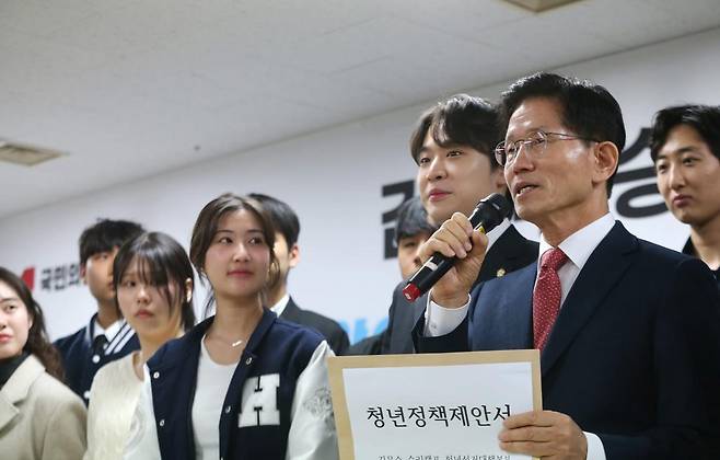 국민의힘 대권주자인 김문수 전 고용노동부 장관이 15일 서울 여의도 캠프에서 열린 청년·대학생들의 지지 선언 기자회견에 참석해 청년정책제안서를 전달받고 있다. 2025.4.15/뉴스1