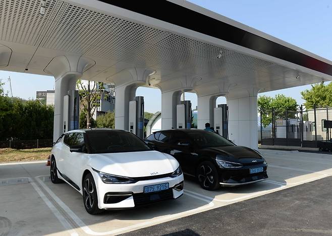 충전 중인 전기차들.