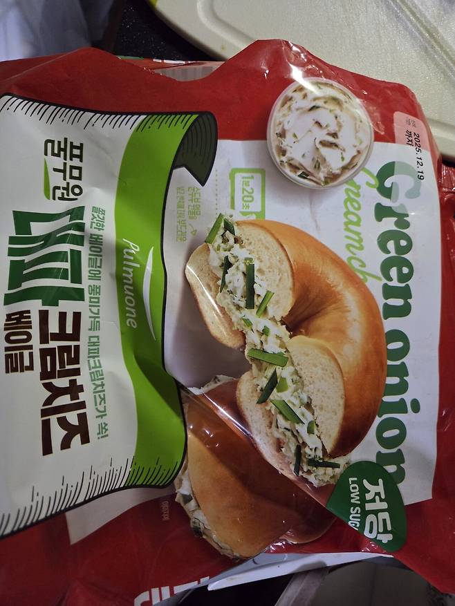 20250413_115952.jpg 대파 크림치즈 베이글 샀는데 너무하네