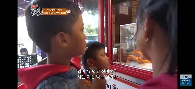 img/23/07/12/189498621353d2208.jpg 아빠 찾아 한국 온 네팔 잼민이들이 먹은 한국 음식 ㄷㄷㄷ...JPG 아빠 찾아 한국 온 네팔 잼민이들이 먹은 한국 음식 ㄷㄷㄷ...JPG