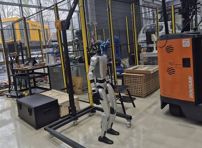 14일 서울 강남구 로봇플러스 테스트필드에 전시된 휴머노이드 로봇 모습. 사진=연지안 기자