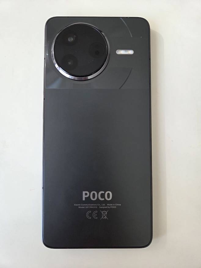 샤오미 포코 F7 프로 뒷면. 사진=구자윤 기자