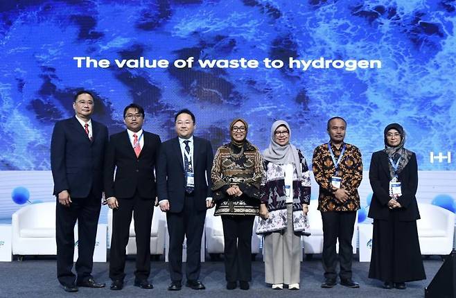 프란시스쿠스 소에르조프라노토 HMID 최고운영책임자(COO)와 페르타미나 홀딩스 아리 쿠르니아완 프로젝트 담당 이사, 현대차 글로벌수소비즈니스사업부장 박재하 상무, 인도네시아 에너지광물자원부 에니야 리스티아니 데위 차관(왼쪽부터) 및 인도네시아 정부 관계자가 15일(현지시간) 인도네시아 자카르타에서 열린 '글로벌 수소 생태계 서밋 2025'에서 '자원순환형 수소 솔루션(W2H) 프로젝트'의 구체적인 계획을 발표한 후 기념 사진을 찍고 있다. 현대차그룹 제공