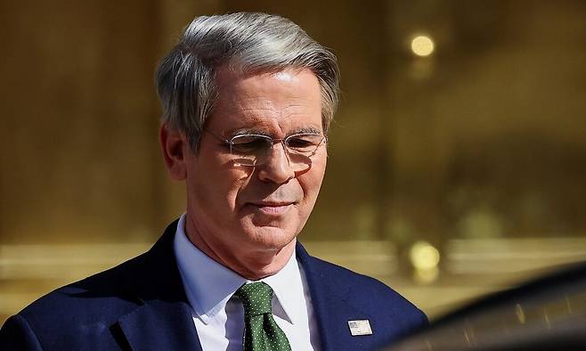 스콧 베선트 미국 재무장관이 14일(현재시각) 아르헨티나 경제부 청사를 나서고 있다. 부에노스아이레스/로이터 연합뉴스