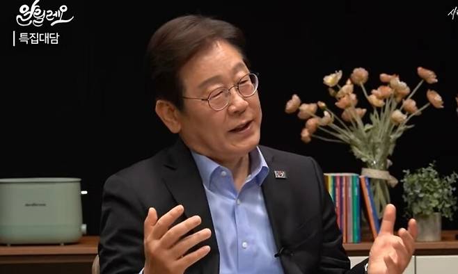 이재명 전 더불어민주당 대표가 15일 유시민 작가와의 특집 대담에서 발언하고 있다. ‘사람사는세상 노무현재단’ 유튜브 영상 갈무리