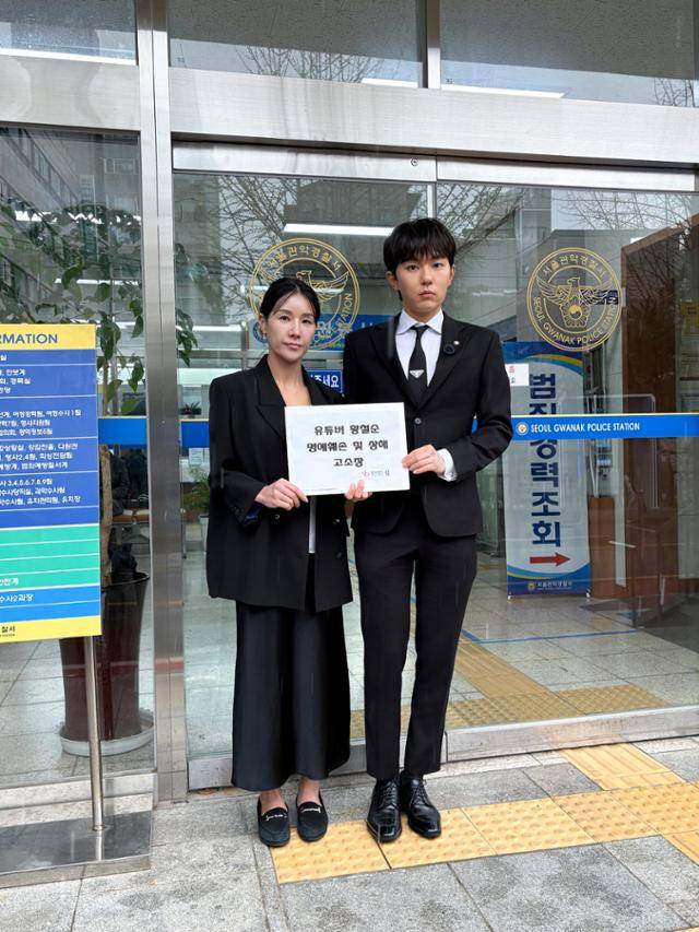 황철순과 이혼 소송 중인 아내와 심규덕 변호사가 고소장 접수를 위해 경찰서를 방문했다. 법무법인 심 제공 지연아씨와 심규덕 변호사
