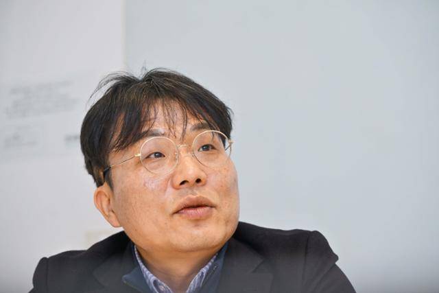 전주시장 브로커 사건을 폭로한 이중선 전 청와대 행정관이 2월 20일 한국일보 사옥에서 인터뷰를 하고 있다. 최주연 기자