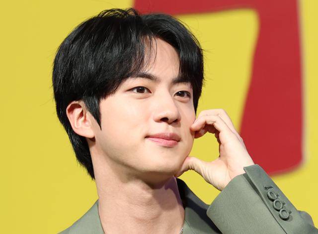 그룹 방탄소년단 진이 15일 서울 종로구 JW메리어트 동대문 스퀘어 서울에서 열린 넷플릭스 새 예능 '대환장 기안장' 기자간담회에서 포즈를 취하고 있다. 뉴스1