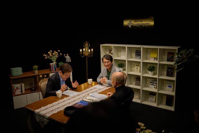 더불어민주당 대선 경선 주자인 이재명(왼쪽) 전 대표가 유시민 작가, 도올 김용옥 선생과 새 정부의 과제 등을 주제로 대담한 영상이 15일 '사람사는 세상 노무현 재단' 유튜브 채널을 통해 공개됐다. 사람사는세상 노무현재단 제공. 연합뉴스