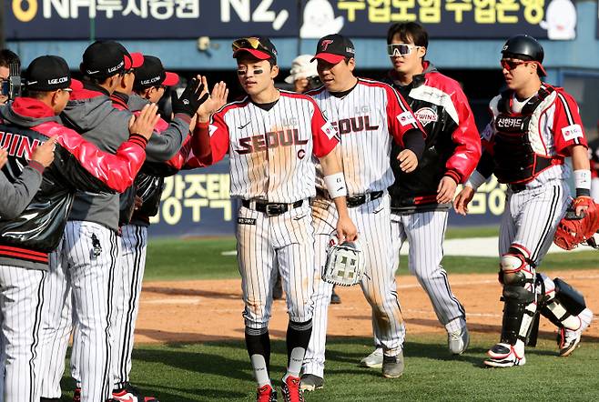 2025 KB0리그 프로야구 LG트윈스와 KIA타이거즈의 경기가 6일 오후 서울 잠실야구장에서 열렸다. 5대 1로 승리한 LG선수들이 경기 종료 후 자축하고 있다. 잠실=김민규 기자 mgkim1@edaily.co.kr /2025.04.06/