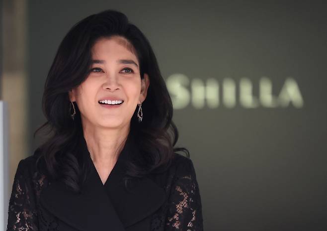 <yonhap photo-1891=""> 주총장 나서는 이부진 호텔신라 사장. 연합뉴스</yonhap>
