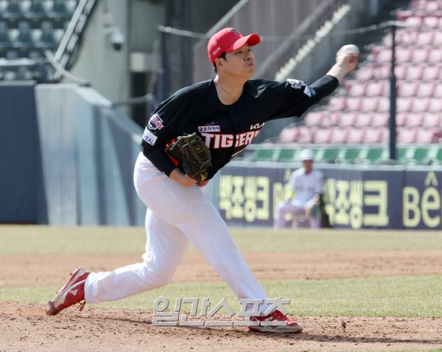13일 오후 잠실야구장에서 열린 2025 프로야구 KIA-두산의 시범경기. KIA 투수 김대유가 5회 선발 올러에 이어 등판, 투구하고 있다. 잠실=정시종 기자 /2025.03.13.