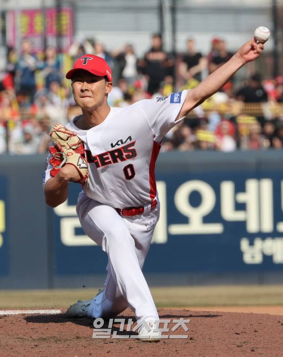 22일 오후 광주 기아챔피언스필드에서 열린 2025 프로야구 NC와 KIA 의 개막경기. KIA 투수 곽도규가 6회 등판 역투하고 있다. 광주=정시종 기자&nbsp; /2025.03.22.