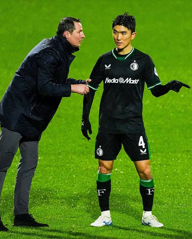 페예노르트 황인범(오른쪽)이 8일 만데마커러스 스타디온에서 열린 2024~25 에레디비시 15라운드 발베이크와의 경기 중 브리안 프리스케 감독과 대화를 나누고 있다. 사진=페예노르트 SNS