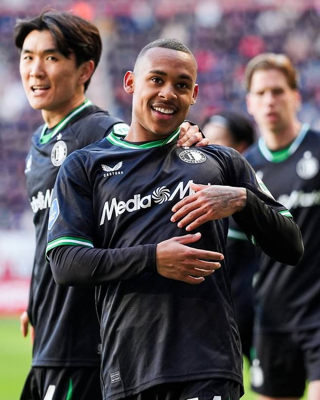 페예노르트 황인범(왼쪽)이 지난 16일 트벤테와의 리그 26라운드에서 선발 출전한 모습. 사진=페예노르트 SNS