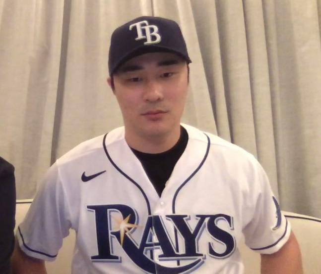 탬파베이 유니폼을 입고 화상 인터뷰를 하는 김하성. MLB닷컴 캡처