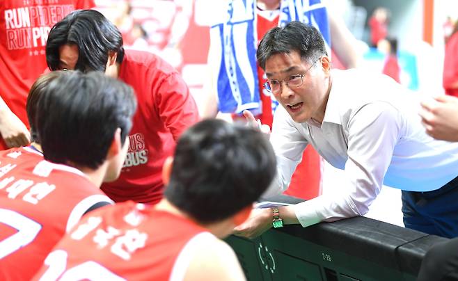 15일 울산동천체육관에서 열린 현대모비스와 정관장의 2024~25 KCC 프로농구 6강 플레이오프 2차전. 조동현 현대모비스 감독이 작전을 지시하고 있다. 사진=KBL