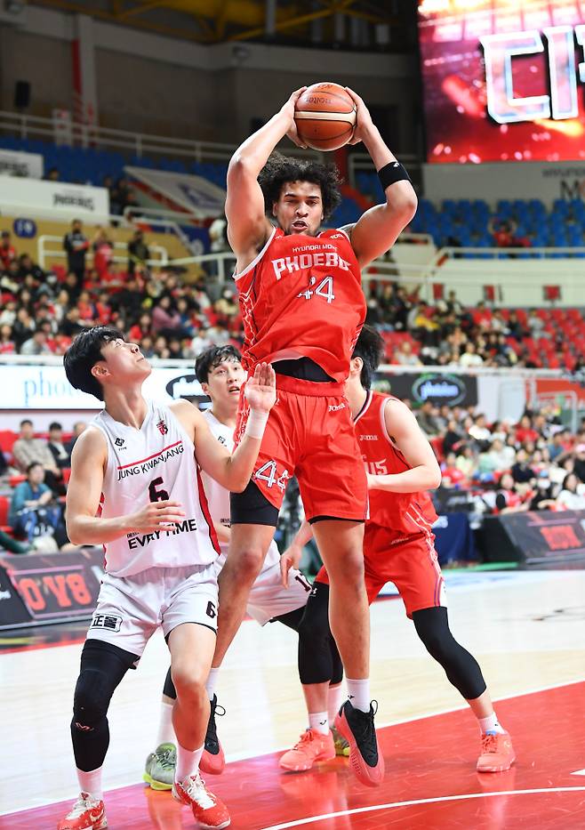 현대모비스 프림이 15일 울산동천체육관에서 열린 정관장과의 6강 PO 2차전에서 리바운드를 잡고 있다. 사진=KBL