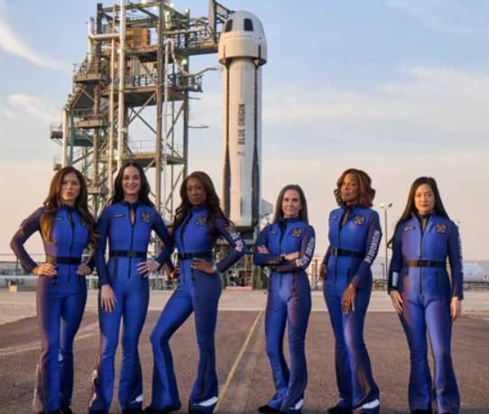 (왼쪽부터)제프 베조스의 약혼자 로렌 산체스, 팝스타 케이티 페리, 전 NASA 로켓 과학자 아이샤 보위, 영화 제작자 케리안 플린, 저널리스트 게일 킹, 생체 우주 생리학 연구원 아만다 응우옌이 텍사스주 서부의 발사 기지 1호에서 이륙해 우주 비행을 마쳤다. [사진=블루오리진]
