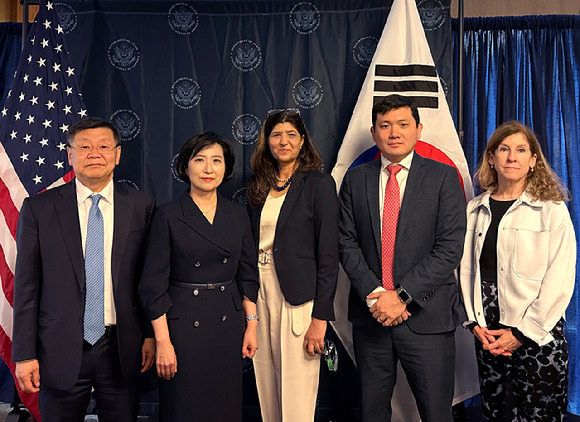 14일(현지시간) 미국에서 한미 민간우주대화가 열렸다.  존 리 우주항공청 본부장, 한민영 외교부 기후환경과학외교국장, 라히마 칸다하리 국무부 부차관보, 케빈 킴 동아태부차관보, 캐런 펠드스타인 NASA 국제협력국장((왼쪽부터).[사진=우주청]