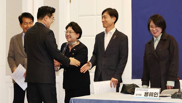 더불어민주당 박찬대 당 대표 직무대행 겸 원내대표를 비롯한 야 5당 대표 및 권한대행들이 15일 서울 여의도 국회에서 열린 '내란종식 민주헌정수호 새로운 대한민국 원탁회의'에 참석하고 있다. 2025.4.15 [사진=연합뉴스]