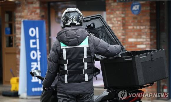 서울 시내에서 대기 중인 배달 기사 모습. 2025.3.18 [사진=연합뉴스]