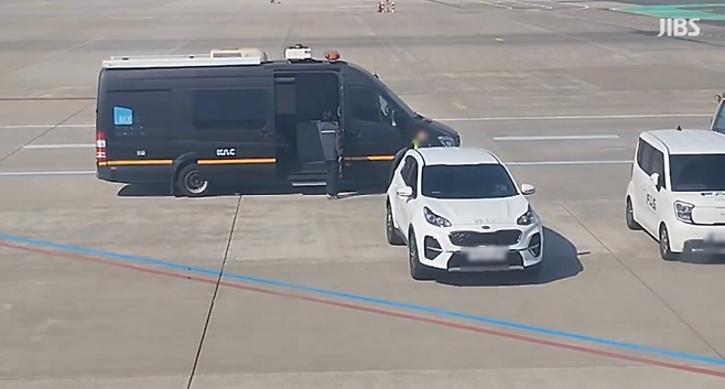 항공경찰대가 항공기 비상문을 강제 개방한 30대 여성 A 씨 인계를 위해 활주로에 들어서는 모습