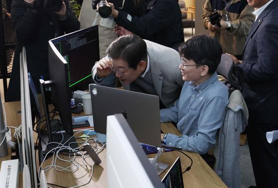 이재명 전 더불어민주당 대표가 14일 인공지능(AI)칩 설계·개발 전문 스타트업 ‘퓨리오사AI’를 방문해 모니터를 살펴보고 있다. [사진 국회사진기자단]
