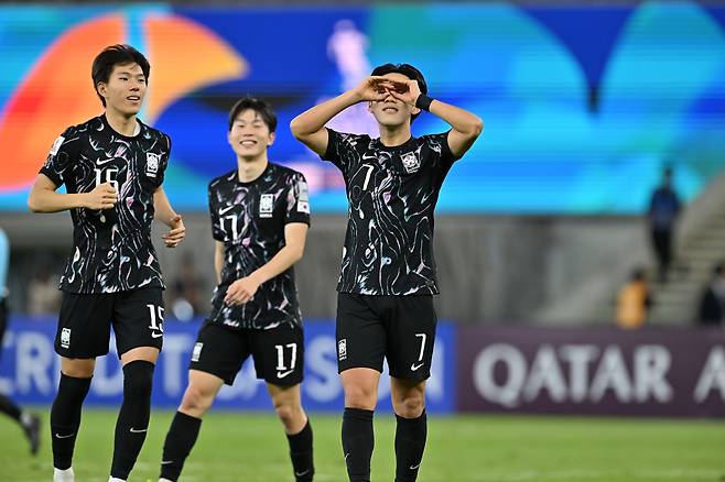 김지성(오른쪽)이 17세 이하 아시안컵 8강전에서 동점골을 터트린 뒤 세리머니를 하고 있다. [사진 KFA]