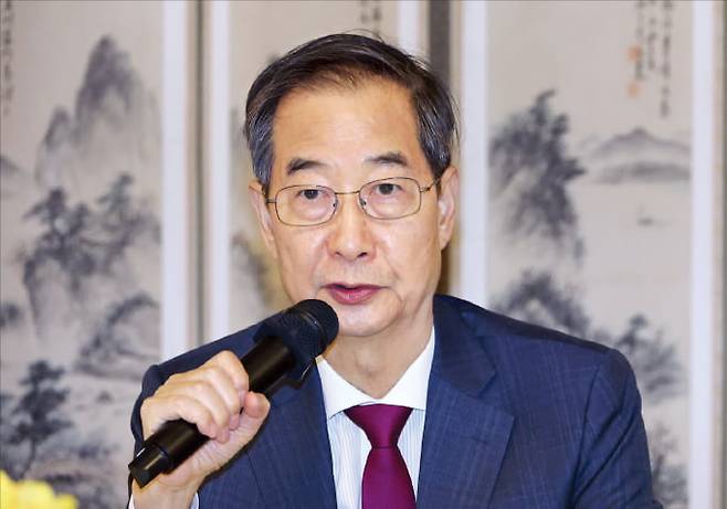 한덕수 대통령 권한대행이 14일 서울 삼청동 총리공관에서 경제안보전략 태스크포스(TF) 회의를 주재하고 있다.   김범준 기자