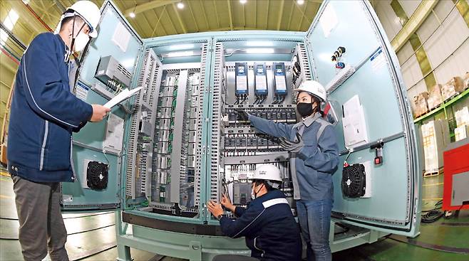 에스앤에스 직원들이 경남 함안군 칠서면 공장에서 선박 내 평형수처리장치를 살펴보고 있다. 한경DB