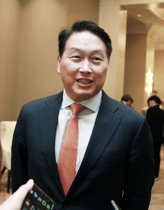 최태원 SK그룹 회장 겸 대한상의 회장이 2월 21일(현지 시간) 워싱턴 DC의 한 호텔에서 최종현학술원 주최로 열린 '2025 트랜스퍼시픽 다이얼로그(TPD)' 행사장에서 취재진과 만나 인터뷰하고 있다. 사진=연합뉴스