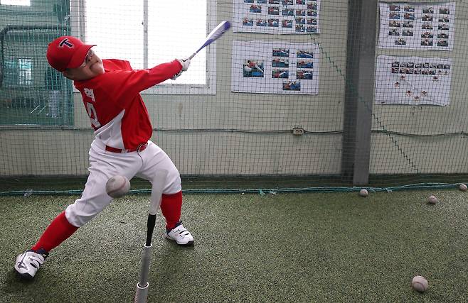 나시혁 선수가 타격 연습을 하고 있다.