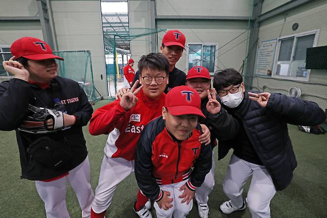 “나도 나올래요”하며 카메라 앞으로 아이들이 하나둘 모였다. 왼쪽부터 박재현, 고영재, 이찬민, 이승윤, 권지유, 김건 선수.