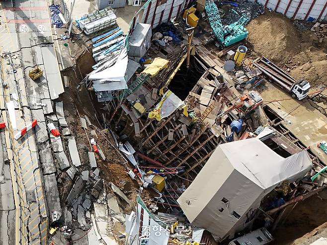 13일 경기 광명시 일직동 신안산선 복선전철 붕괴 사고 현장이 추가 붕괴 우려와 기상악화로 실종자 수색 작업이 중단돼 있다. 지난 11일 이곳에선 지하터널 내부 기둥에 균열이 발생하면서 지하 공사 현장과 상부 도로 50m가량이 붕괴하는 사고가 발생했다. 2025.4.13 이준헌 기자