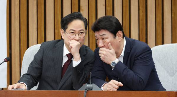 국민의힘 박수영(왼쪽), 강대식 의원이 지난 1일 국회에서 열린 원내대책회의에 참석해 대화하고 있다. 연합뉴스