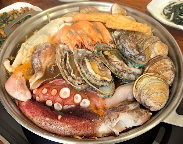 해물탕과 함께 취급하는 해물찜. 탕 종류 대신 찜을 선호하는 이들을 위해 함께 판매하는 곳이 많다.