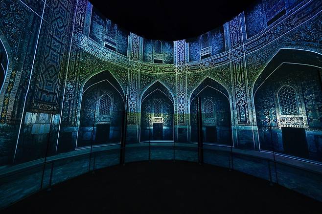 A circular platform that connects two levels stands at the center of the Uzbekistan Pavilion. (ACDF)