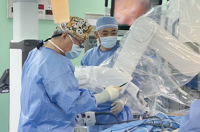 건양대병원 외과 윤대성 교수(왼쪽)가 다빈치SP 로봇수술을 준비하고 있다. 건양대병원