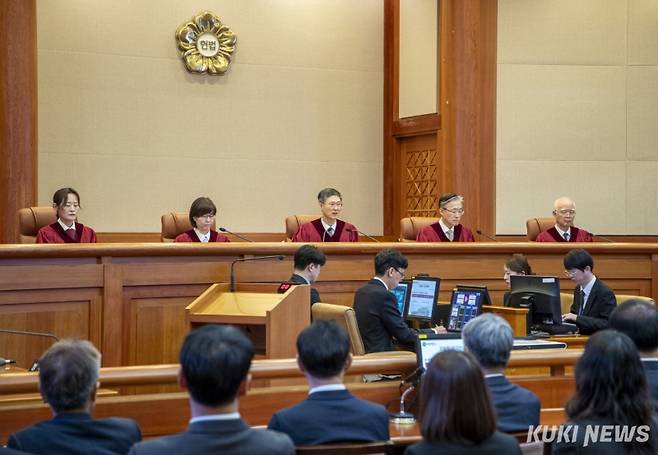 문형배 헌법재판소장 권한대행일 비롯한 헌법재판관들이 4일 서울 종로구 헌법재판소 대심판정에서 윤석열 대통령 탄핵심판 인용 선고를 내리고 있다. 사진공동취재단